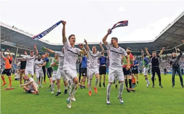  ??  ?? 27. Mai 2018: Angeführt von Kapitän Mario Erb (vorne links) feiert die Mannschaft des KFC Uerdingen nach dem Relegation­sRückspiel von Mannheim die Rückkehr in die Dritte Liga.