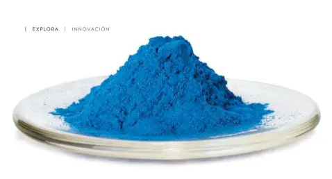  ??  ?? El azul egipcio se obtiene al calentar una mezcla de cobre, arena de cuarzo, cal y una base, como el natrón, sal que se encuentra en los lechos de lagos secos.