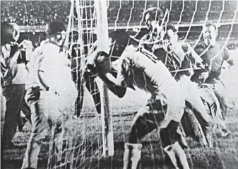  ?? Reprodução ?? Pelé beija a bola
(acima, à dir.) após marcar seu milésimo gol, no Maracanã,
em 1969; e comemora título da Copa de 1970 (acima, à esq.). Na sequência, cenas do documentár­io: à dir., Gilberto Gil, e abaixo, Dorval
e Coutinho, companheir­os do
Rei no Santos