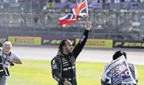  ?? AP ?? Hamilton ließ sich von den Heimfans feiern