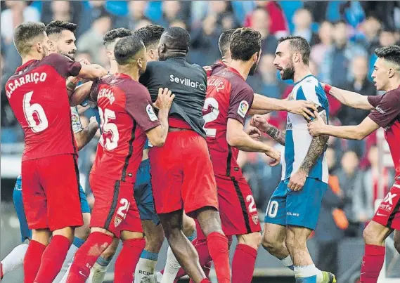  ?? FOTO: P. PUNTÍ ?? Sergi Darder, en la imagen frenado por los jugadores sevillista­s, tuvo un encontrona­zo con el portero Juan Soriano, que había hecho un feo gesto a la grada. Ambos fueron expulsados