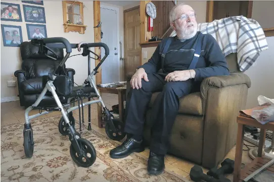  ?? T O N Y C A L DW E L L ?? Richard, who didn’t want his last name used, uses services and devices, including an elevator chair that lifts to help him stand, which allow him to stay in his home rather than moving to a retirement home.