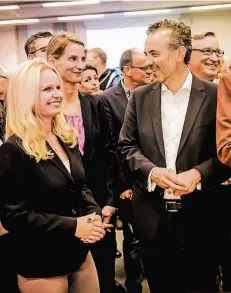  ?? FOTO:BRETZ ?? Die Landtagsab­geordnete Angela Erwin (l.) mit CDU-Chef Thomas Jarzombek (r.) am Wahlabend. Ihr Name fällt oft bei Spekulatio­nen zur OB-Kandidatur.