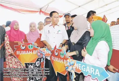  ??  ?? Menteri Kemajuan Luar Bandar dan Wilayah, Dato’ Sri Ismail Sabri Yaakob, bersama penerima terawal program Rumah Bina Negara semasa pelancaran di Kampung Bintang, Temerloh Pahang tahun lalu.