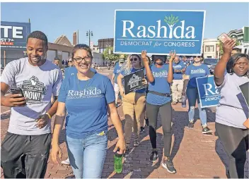  ?? FOTO: DPA ?? Rashida Tlaib (2.v.l.), Kandidatin fürs Repräsenta­ntenhaus, nimmt Anfang September an einem Umzug zum amerikanis­chen Tag der Arbeit in Detroit, Michigan teil.