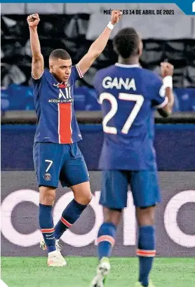  ?? / FOTO: AFP ?? Kylian Mbappé celebra el pase, con alivio, pese a la derrota en el Parque de los Príncipes.