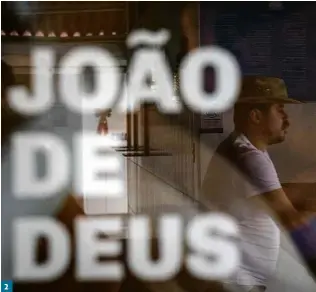  ?? André Coelho - 9.dez.18/Folhapress ?? 2
1 Seguidores e voluntário­s na cidade de Abadiânia (GO)
2 Casa de Dom Inácio de Loyola, sede do centro de João de Deus
3 O médium ao sair de depoimento após ser preso, em 2018