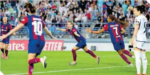  ?? ?? La centrocamp­ista del Barca, Aitana
Bonmatí (c), celebra tras marcar el 0-2, durante el encuentro entre Real Madrid y FC Barcelona.