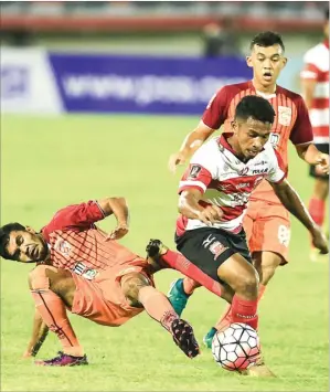  ?? WAHYUDIN/JAWAPOS ?? HARUS ADU PENALTI: Pemain Madura United Rifat Marasabess­y (kanan) dijaga lawannya dari Pusamania Borneo FC, Rachmat Latif, di Stadion Manahan, Solo, tadi malam (25/2).