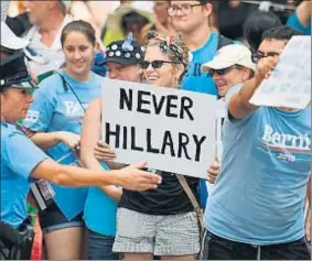  ?? JEFF J MITCHELL / AFP ?? “Nunca Hillary”, reza el cartel que sostiene esta partidaria de Sanders