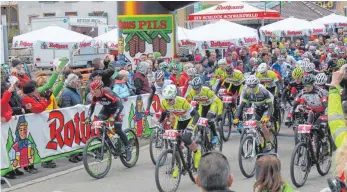  ?? FOTO: DITTMANN ?? Die Fahrer gehen beim MTB-Event auf die Strecke. Vorne dabei auch Kai Kugler und sein Team.