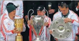  ??  ?? Drei Titel in einer Saison: Die Bayern sind in Feierlaune.