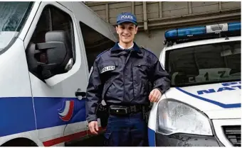  ??  ?? À l’issue de sa formation au sein des cadets de la République, Sébastien a choisi le commissari­at de Mantes-la-Jolie pour sa première affectatio­n parmi les adjoints de sécurité.