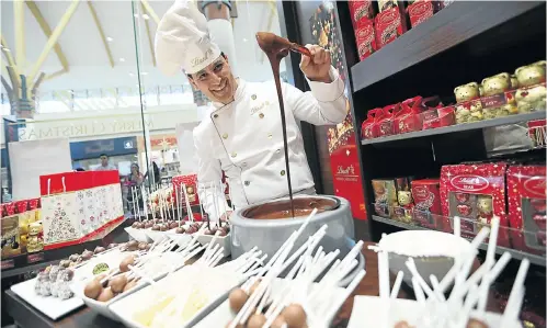  ?? Picture: Thuli Dlamini ?? Master chocolatie­r Dimo Simatos at the Lindt chocolate boutique in Durban’s Gateway shopping centre.