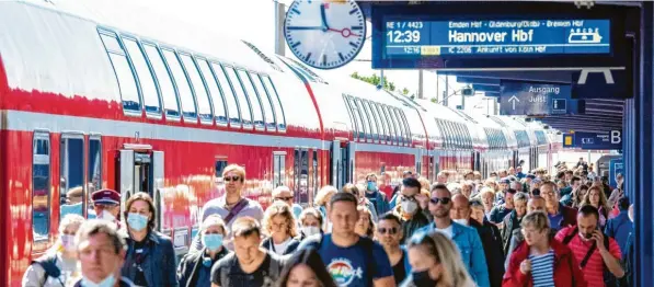  ?? Foto: Sina Schuldt, dpa ?? Das Neun‰euro‰ticket hat dafür gesorgt, dass die Zahl der Bahnpassag­iere deutlich gewachsen ist. Zugleich hat der Konzern gewaltige strukturel­le Probleme.