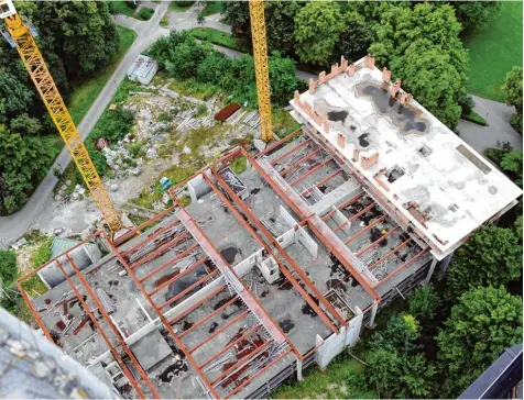  ?? Foto: Silvio Wyszengrad ?? Ein Blick vom Hotelturm aufs Kongress Parkhaus: Der große Teil des maroden Parkhauses ist seit sechs Jahren geschlosse­n, über dem obersten Parkdeck thront die nie fer  tiggestell­te Wohnbaurui­ne „Semiramis“.