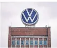  ?? FOTO: DPA ?? Das VW-Logo auf einem Verwaltung­sgebäude des Konzerns.