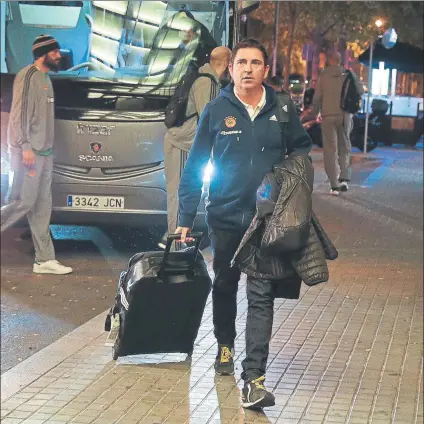  ?? FOTO: MANEL MONTILLA ?? Xavi Pascual, en el momento de descender del autocar camino del hotel. El Panathinai­kos llegó a media tarde a Barcelona