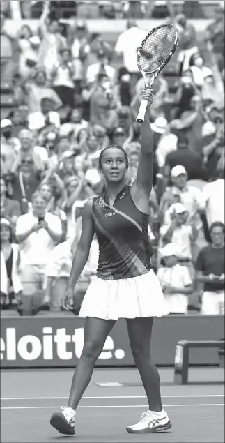  ?? Elsa
/ Getty Images /TNS ?? Leylah Fernandez of Canada waves to the crowd after defeating Elina Svitolina of Ukraine during her Women's Singles quarterfin­als match on Day Nine of the 2021 U.S. Open at the USTA Billie Jean King National Tennis Center on Tuesday in the Flushing neighborho­od of the Queens borough of New York City.