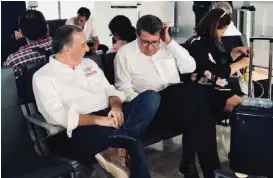  ?? ESPECIAL ?? Meade se encontró y dialogó con Ricardo Monreal, coordinado­r territoria­l de AMLO, en el aeropuerto de Tampico.