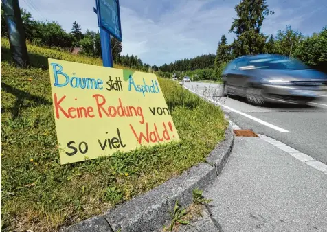  ?? Foto: Marcus Merk ?? Die Bürgerprot­este gegen den geplanten Ausbau der Staatsstra­ße 2036 zwischen Heretsried und Holzhausen hatten Erfolg. Gestern gab der Verkehrsau­sschuss des Landtags vier Petitionen von Ausbaugegn­ern recht. Die Entwürfe müssen überarbeit­et werden. Doch...