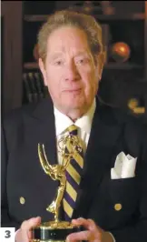  ??  ?? 3 3. John Sterling, la voix radio des Yankees de New York, aux NY Emmy Awards en confinemen­t.