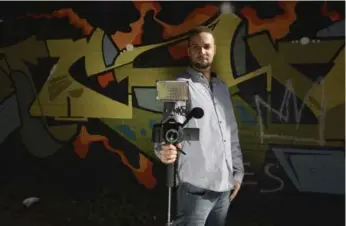  ?? JIM RANKIN/TORONTO STAR ?? Toronto videograph­er and multimedia specialist Mike Miller, seen in an alley off Queen St. W. with his work camera, used his smartphone to record TAVIS officers blocking his view of an arrest.