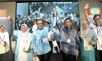  ??  ?? Anwar (third left) and Azmin (third right) with the new party leadership lineup during the 13th PKR Congress. — Bernama photo