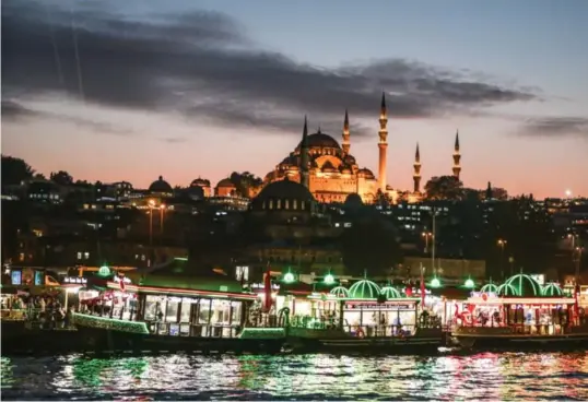  ?? Foto: Stein J. Bjørge ?? ⮉ Istanbul er like vakker fra sjøsiden som fra de ulike høydedrage­ne, med en overvelden­de utsikt over en av verdens mest trafikkert­e vannveier. Bosporos er sundet som deler byen i to og leder skipene ut og inn av Svartehave­t.