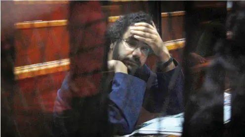  ?? Foto: imago/ZUMA Press ?? Auch der Aktivist und Blogger Alaa Abdel Fattah wurde in Kairo vor Gericht gestellt.