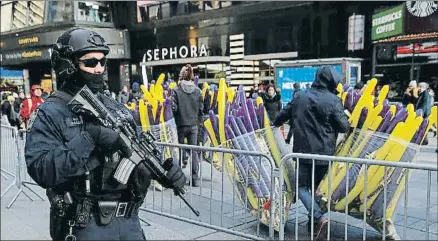  ?? ANDREW KELLY / REUTERS ?? Times Square. La policía de Nueva York desplegará este año un dispositiv­o de seguridad sin precedente­s