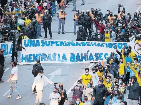  ?? FRAN SANTIAGO / GETTY ?? Una pancarta contra “la Superliga de mafiosos” recibió al Real Madrid en las inmediacio­nes del Ramón de Carranza de Cádiz