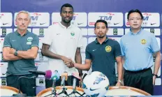  ?? — AFP ?? Malaysia’s captain Safiq Rahim (2nd right) shakes hands with Saudi Arabia’s captain Osama Hawsawi (2nd left) as Malaysia’s interim coach Ong Kim Swee (right) and Saudi Arabia’s coach Bert van Marwijk (left) look on in Kelana Jaya.
