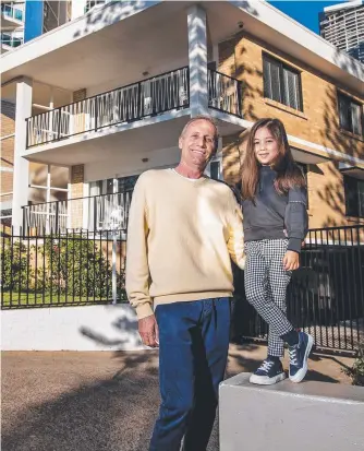  ?? Picture: JERAD WILLIAMS ?? Peter Batley and daughter Sabrina outside their home on the Esplanade.