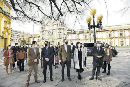  ?? CHENCHO MARTÍNEZ ?? Diputados y cargos del PP de Córdoba, ayer a las puertas de la Diputación para celebrar el 28F.