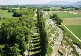  ??  ?? De stad Genk wil delen van de Stiemerbee­k meanderen zoals hier in Genève, waar de rivier de Aire opnieuw haar natuurlijk­e gang mag gaan.