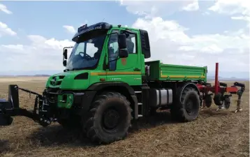  ?? Picture: MBALI TANANA ?? WORK HORSE: Mercedes-Benz SA has rolled out a new vehicle, a first for the South African market. The Mercedes-Benz Unimog U529 is specially designed to cater for the thriving agricultur­al sector.