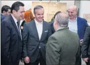  ??  ?? Antonio Martín, a su llegada al diario As. Roncero, Calleja y De Diego charlan con Relaño.