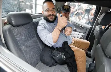  ??  ?? Sonriente. Javier Duarte de Ochoa acudió ayer al Tribunal Quinto de Sentencia Penal, Narcoactiv­idad y Delitos contra el Ambiente en la Ciudad de Guatemala.