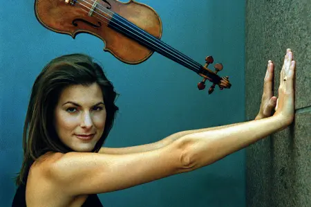  ??  ?? Violinista
Elisabeth Kufferath sarà in scena il 24 aprile a Bolzano con i fratelli Tetziaff: Christian al violino e Tanja al violoncell­o