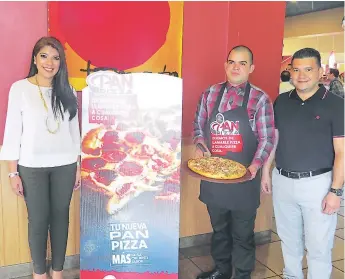  ??  ?? Ejecutivos de Pizza Hut presentaro­n la deliciosa Pan Pizza en el restaurant­e del bulevar Juan Pablo.