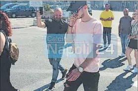  ??  ?? Fabián Ruiz, ‘cazado’ en Nápoles. De vacaciones, llegó con su familia en un crucero