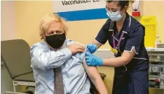  ?? Foto: dpa ?? Premier Boris Johnson ließ sich mit AstraZenec­a impfen.