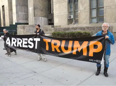  ?? AFP ?? Manifestan­tes frente
a la Corte Suprema de Nueva York durante la audiencia de Weisselber­g