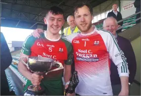  ??  ?? Kilcummin’s Sean O’Leary, who was named Man of the Match, and team captain Brendan Kealy, right, with the County IFC cup after the game