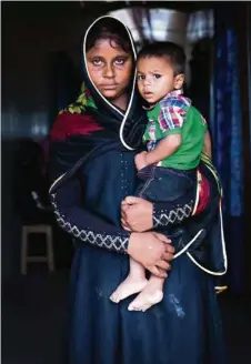  ??  ?? Une réfugiée rohingya et son enfant. La jeune femme a été violée par l’armée birmane.
