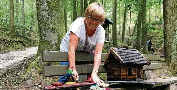  ??  ?? Elvira Hutter aus Wünschendo­rf schrubbte mit anderen Helfern das historisch­e Spiel des Flößers sauber. Die heute -Jährige hat viele Jahre im Hort gearbeitet und ein besonderes Verhältnis zu diesem Kleinod. Mehr Fotos www.otz.de/gera