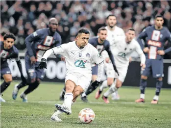  ?? /EFE. ?? El chileno Alexis Sánchez convierte un penalti en el primer gol del Olympique de Marsella, que se impuso con categoría al París Saint-Germain.