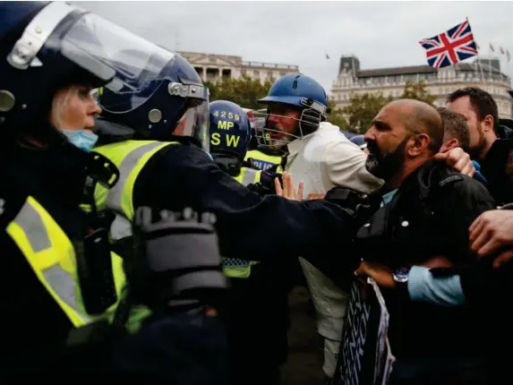  ?? (Getty) ?? Protesters clash with police at an anti-lockdown rally in Trafalgar Square