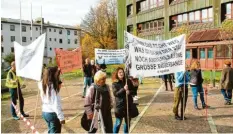  ?? Foto: Kümmritz ?? Die Gruppierun­g „Klardenken Schwaben“hat sich in Neu‰Ulm vor dem Landratsam­t versammelt, um gegen die Maskenpfli­cht zu demonstrie­ren.